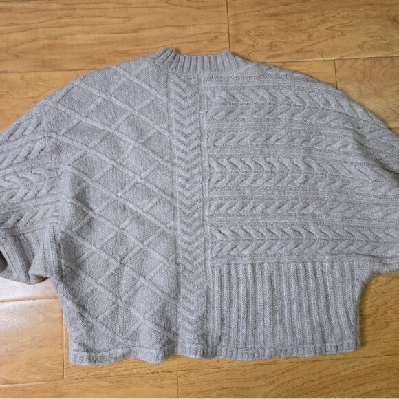 Abercrombie & Fitch Cream sweater Size S/M - Picture 2 of 8